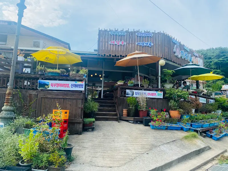 지리각식당 외부 테라스