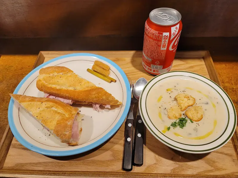 잠봉뵈르 샌드위치와 스프