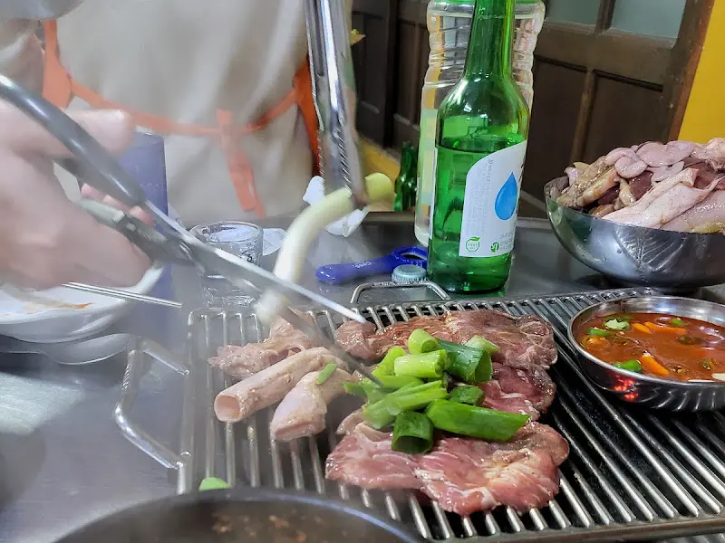 숯불 위에 구워지는 고기