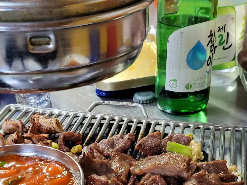 불판 위의 고기와 소주