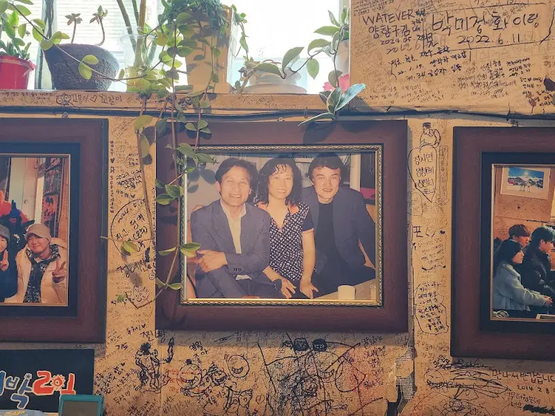 다방 내부 벽면