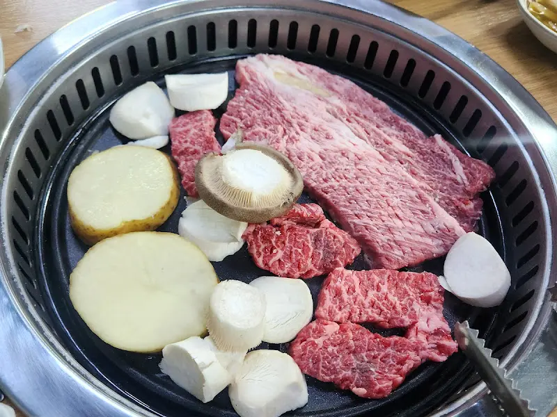 불판 위에 구워지는 등심