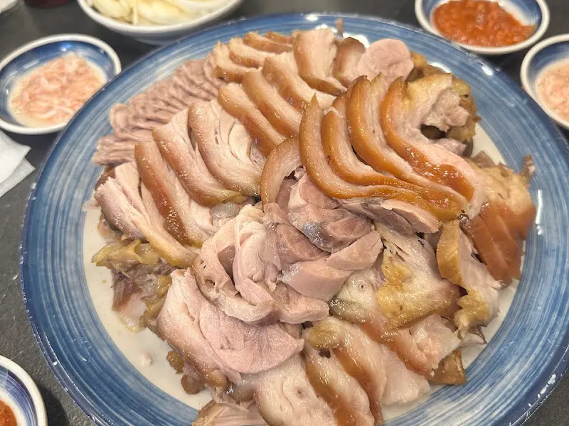 윤기가 흐르는 족발 한 상