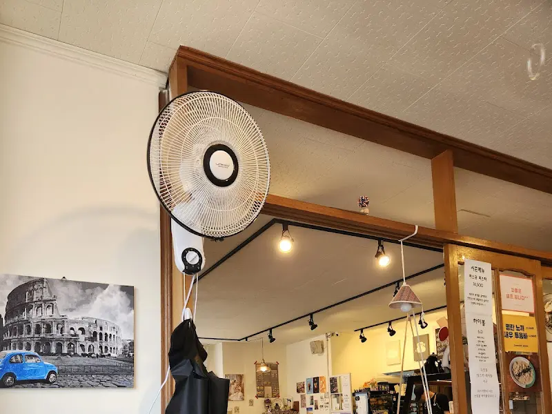 아기자기한 소품과 메뉴 안내