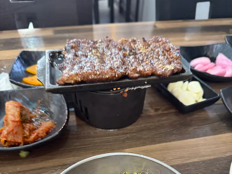 뜨겁게 구워져 나오는 떡갈비