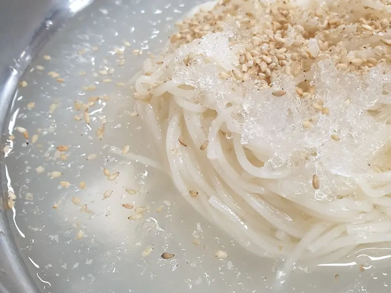 살얼음 동동 뜬 동치미 국수