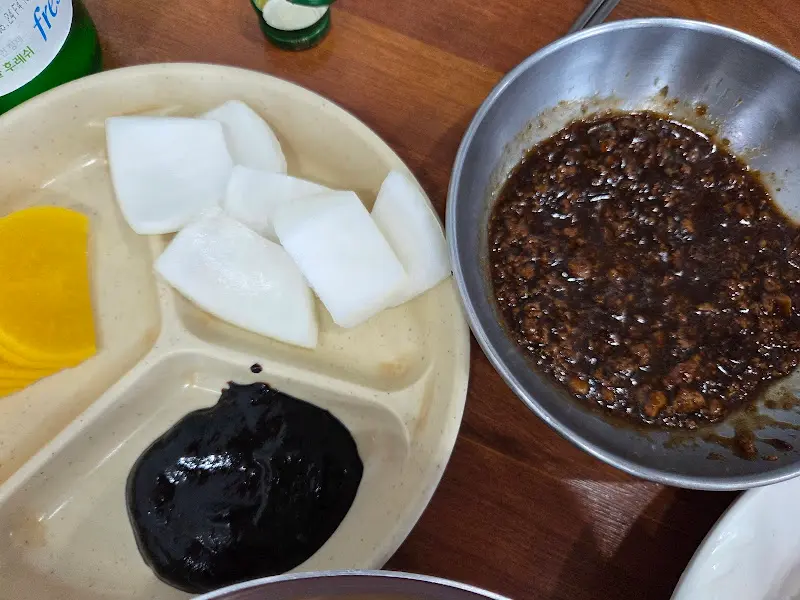 짜장면과 기본 반찬