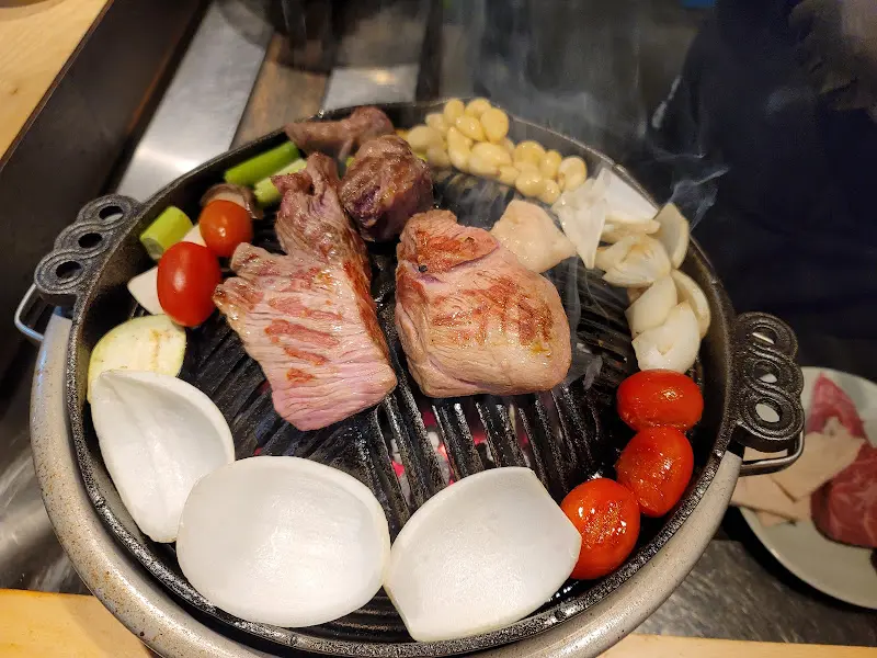 숯불 위에서 익어가는 양갈비와 채소