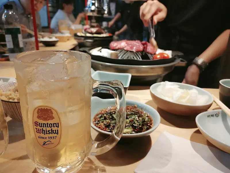 테이블 가득 차려진 음식과 술