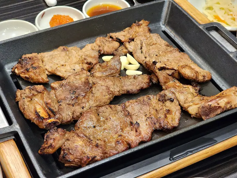 전기 그릴에 구워지는 돼지갈비