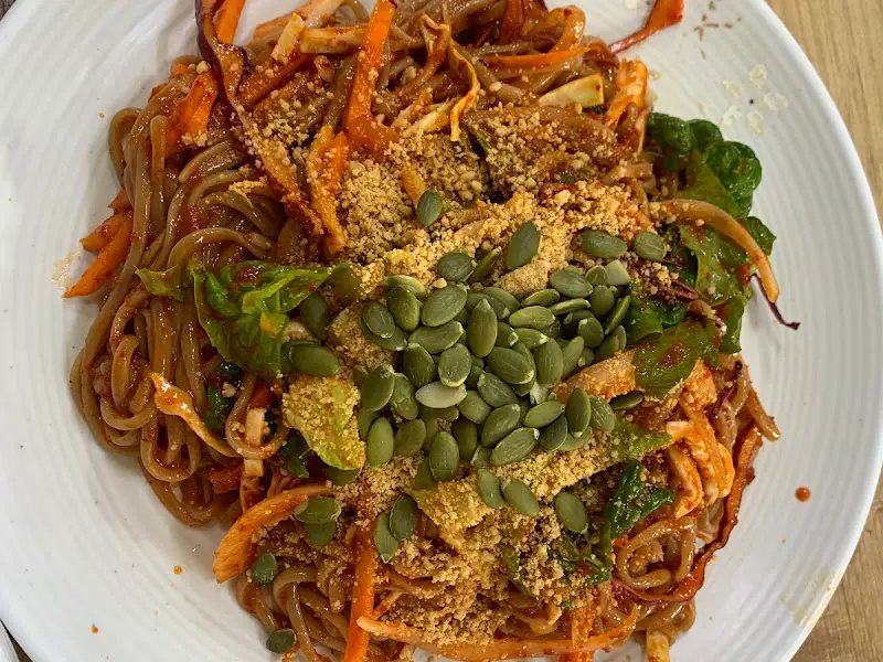 푸짐한 쟁반국수