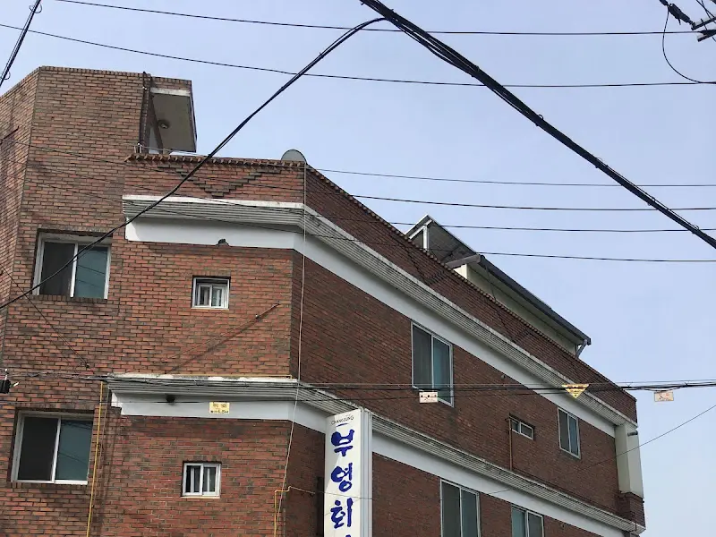 붉은 벽돌 건물 외관