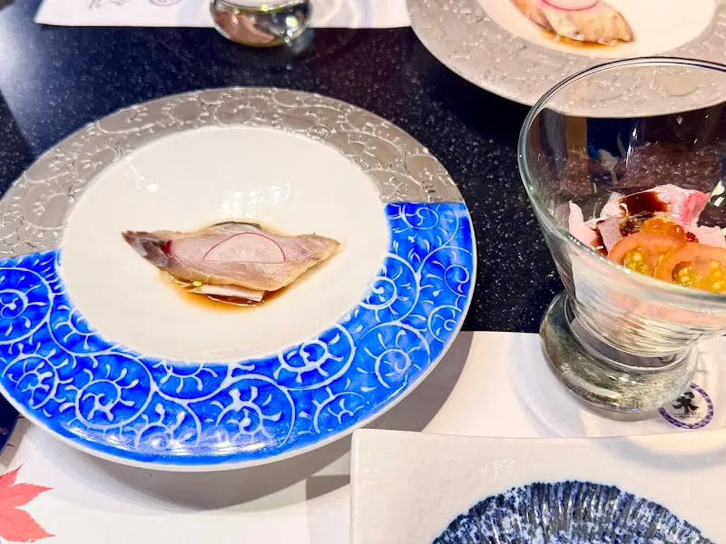 아름다운 플레이팅이 돋보이는 사시미