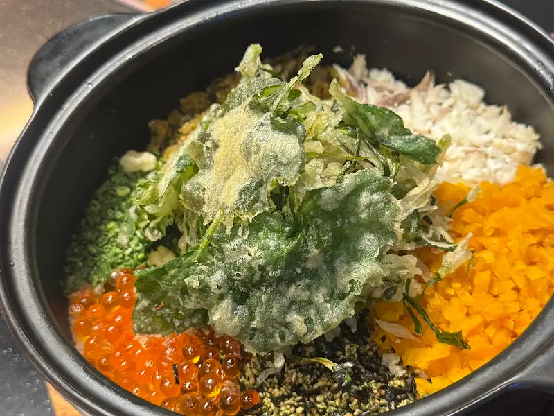 신선한 해산물이 가득 담긴 요리