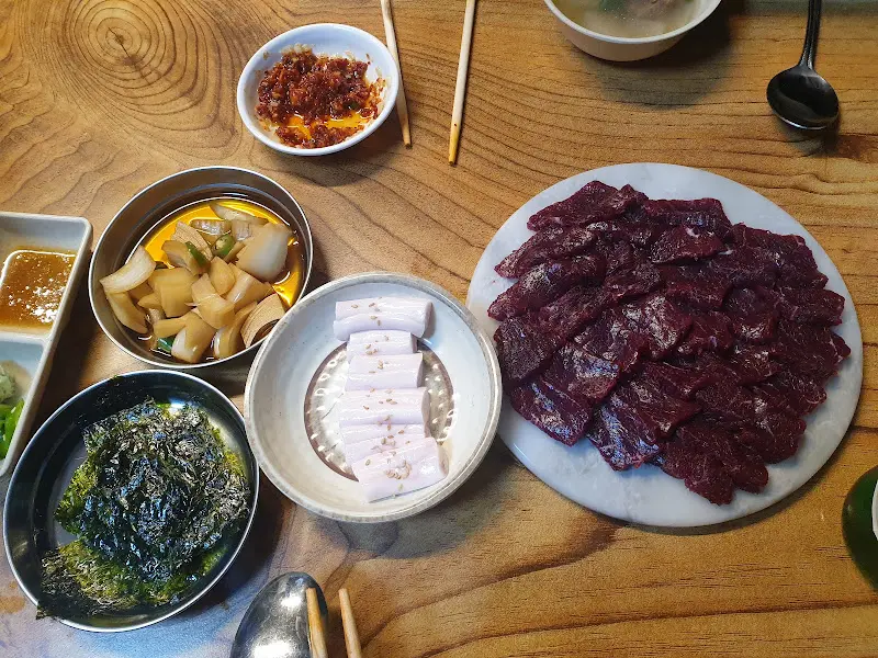 싱싱한 뭉티기와 곁들여 먹는 쌈김치