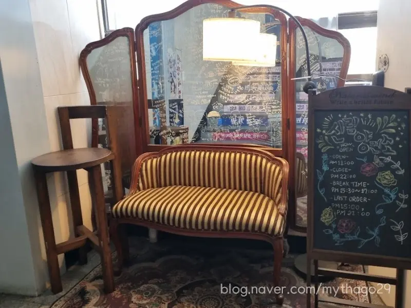 가게 내부의 아늑한 인테리어