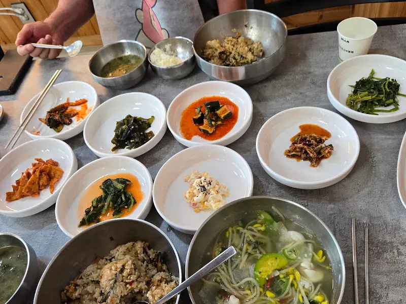 정갈하게 차려진 밑반찬