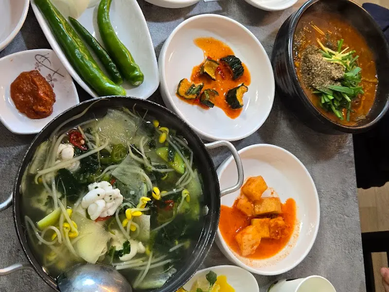 뽀얀 국물의 흑염소탕