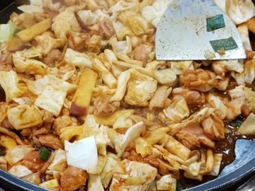 내 안의 미뢰를 깨우는 봉화 스타일 닭갈비 실험, 동화식당에서 지역 맛을 탐험하다