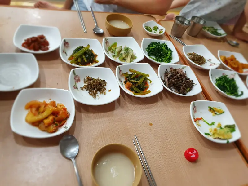 푸짐한 반찬과 함께 즐기는 완도식당의 만찬