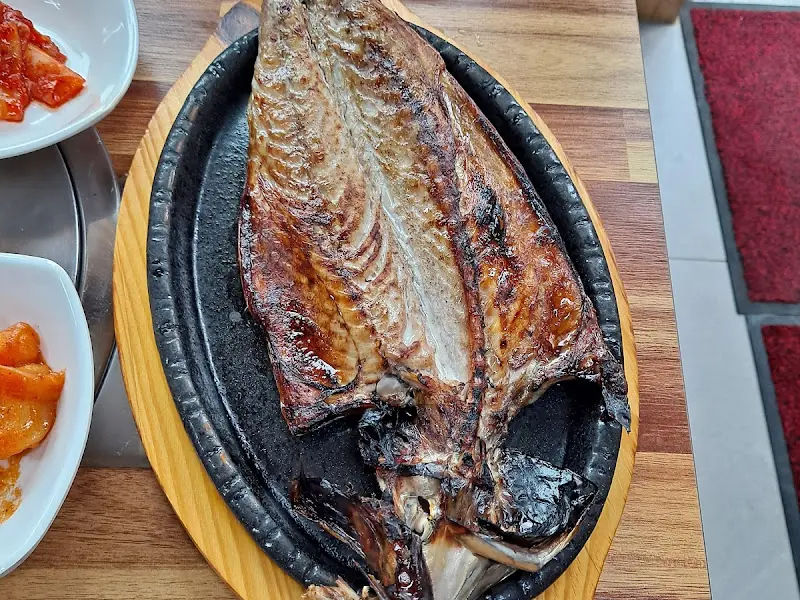 노릇하게 구워진 고등어구이