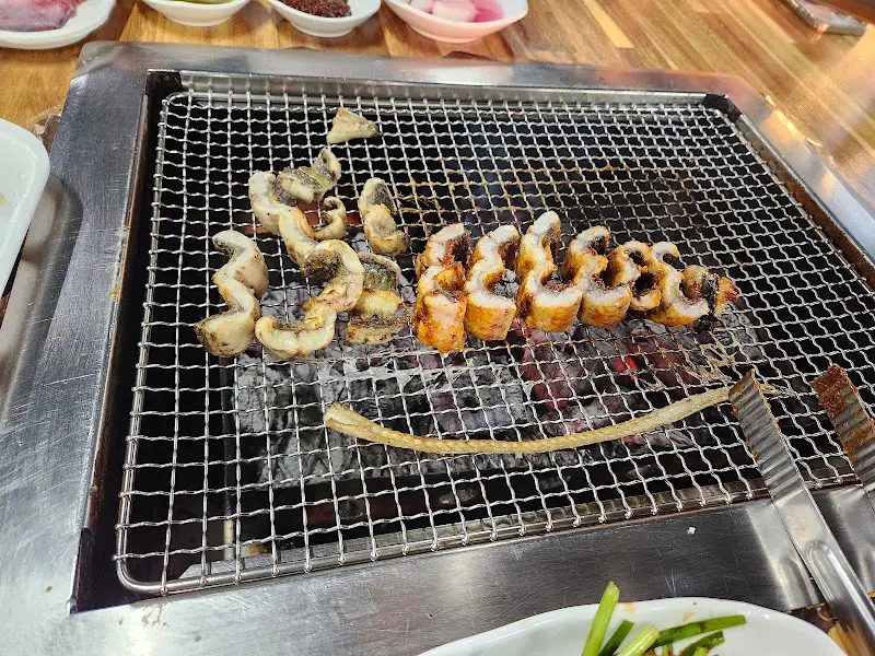 숯불 위에서 익어가는 장어