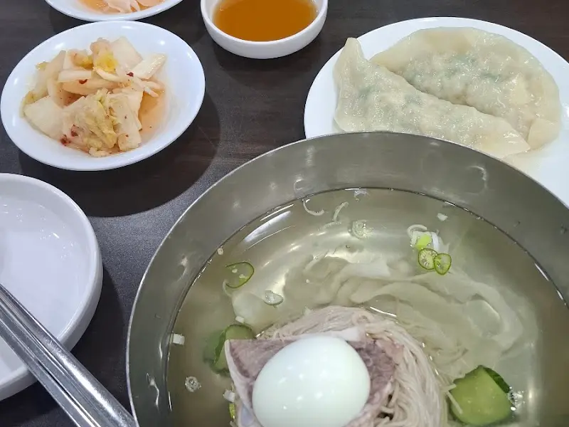 평양냉면과 만두 반 접시