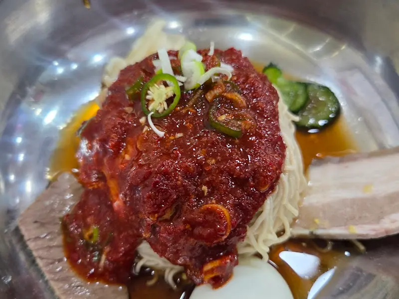 비빔 냉면 이미지