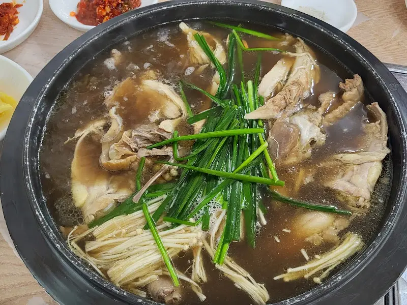 푸짐하게 차려진 닭백숙 한 상