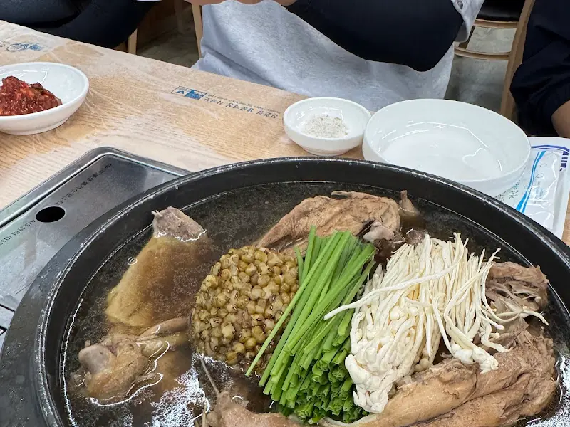 닭백숙 국물에 찹쌀밥을 넣어 끓인 모습