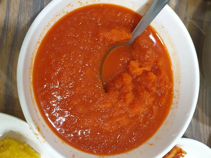 붉은 빛깔의 매콤달콤한 물회 육수