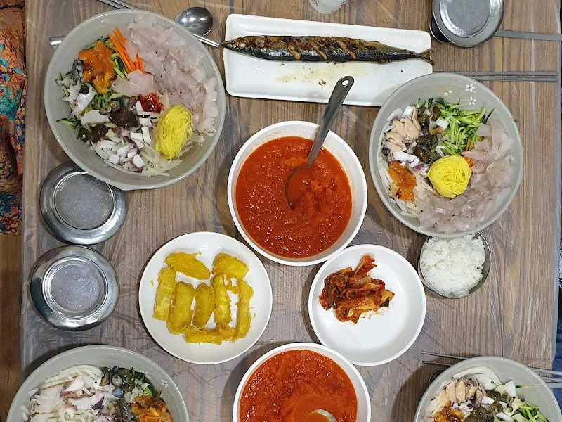 푸짐하게 차려진 물회 한 상 차림