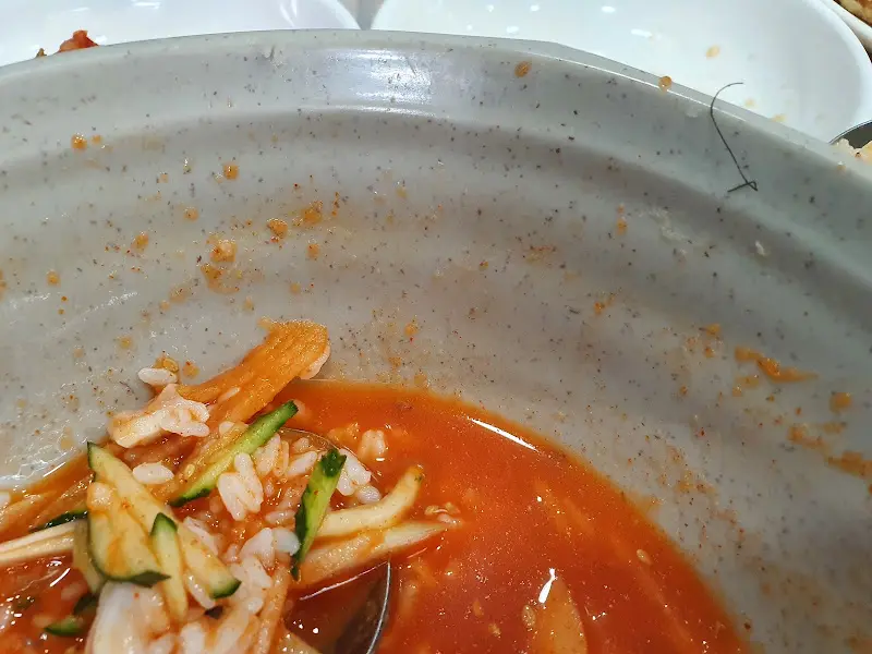 물회를 깨끗하게 비운 빈 그릇