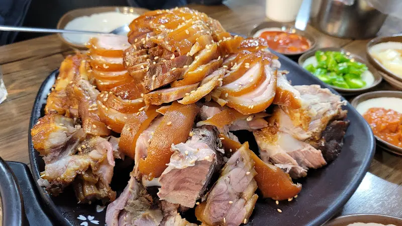 푸짐한 족발 한 상