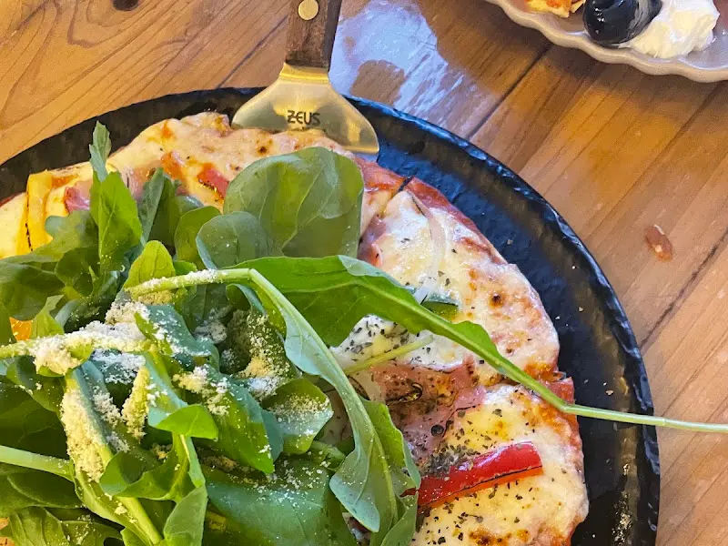 루꼴라가 듬뿍 올려진 피자