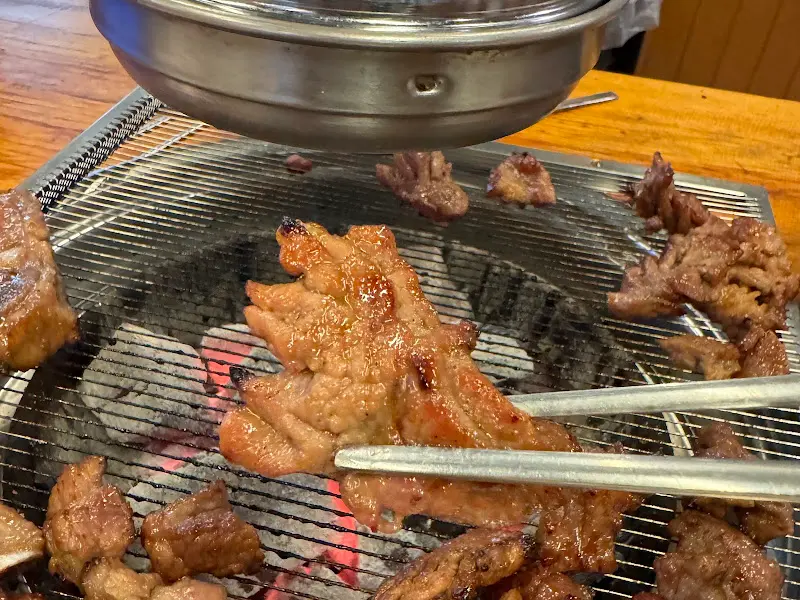 숯불 위에서 익어가는 갈비