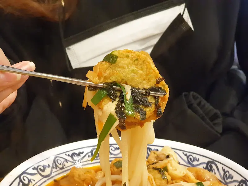 젓가락으로 면발 들어올린 모습