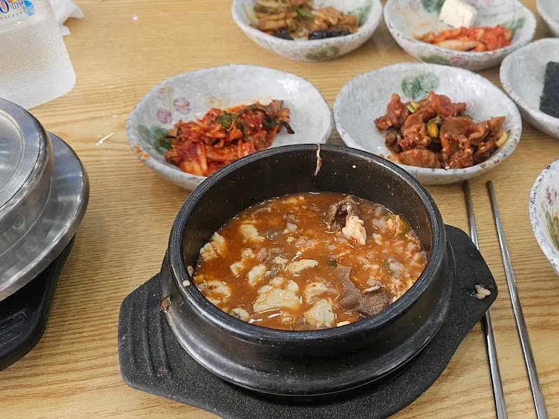 순두부찌개와 밑반찬