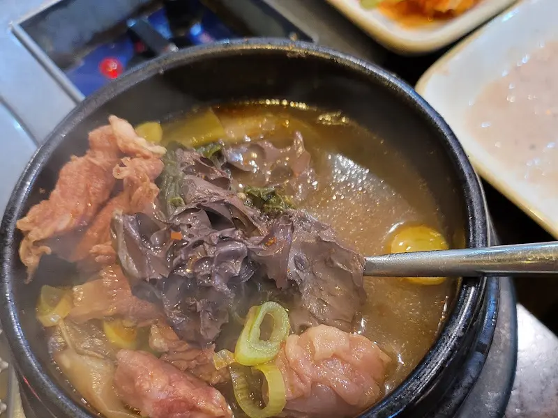 뚝배기에 담긴 선지해장국