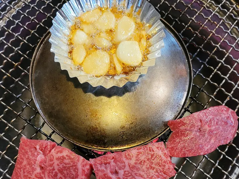 불판 위에서 구워지는 고기