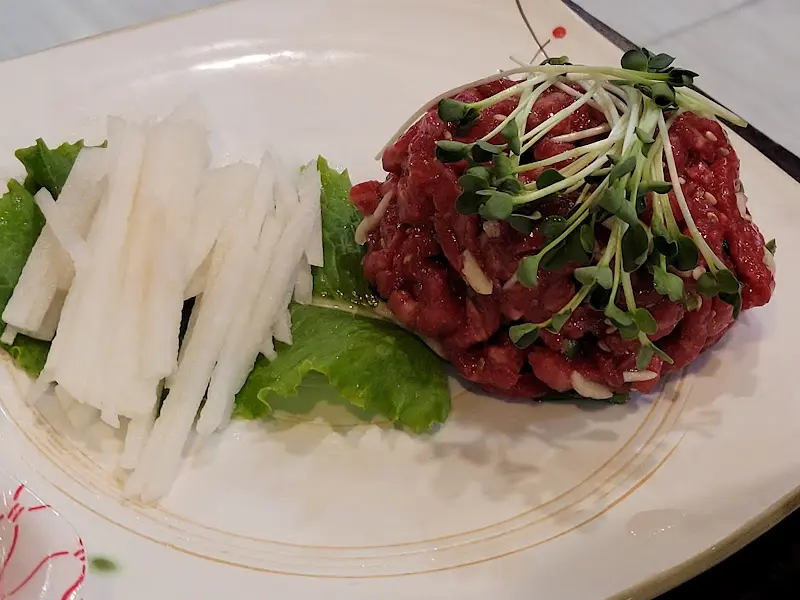 들깨가루가 뿌려진 육회