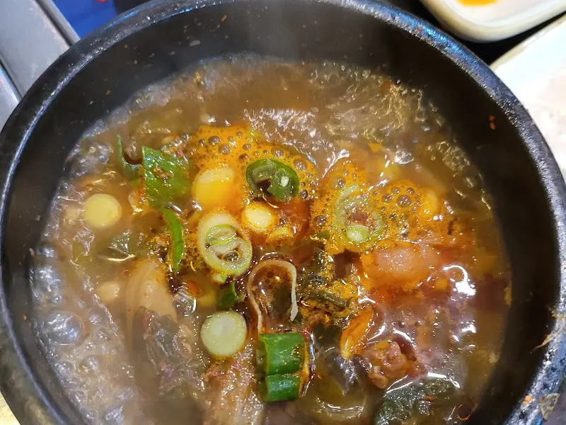 보글보글 끓는 선지해장국