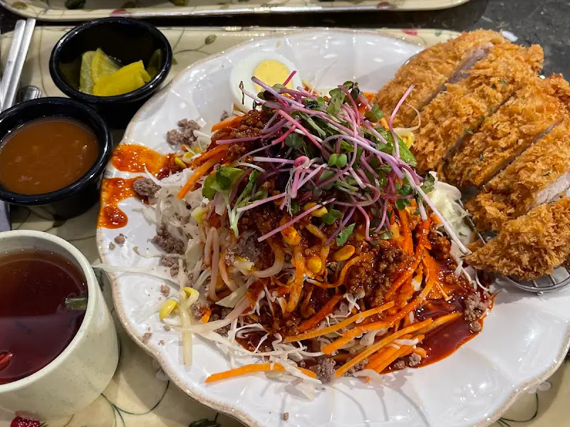 돈가스 쫄면 푸짐한 한 상