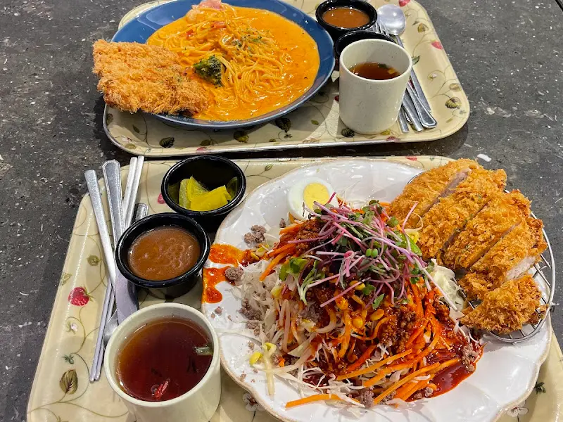 돈가스와 파스타, 쫄면까지 푸짐한 한 상