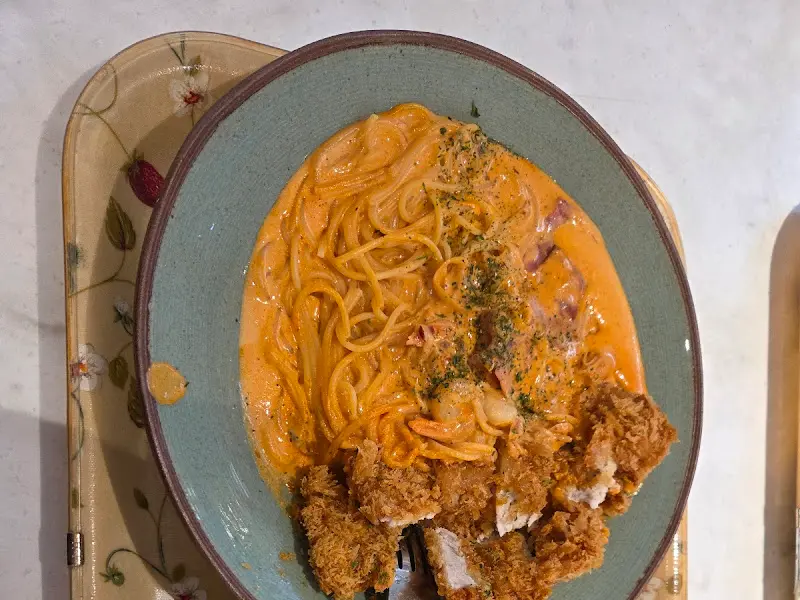 돈가스가 곁들여진 파스타