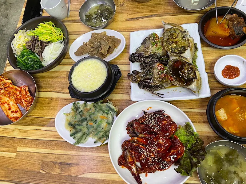 한 상 가득 차려진 음식들