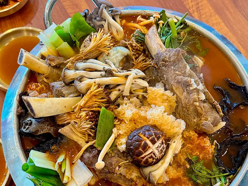 푸짐한 버섯과 갈비