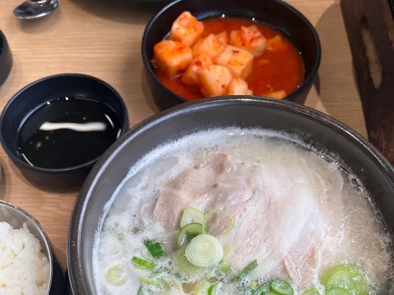 뽀얀 국물에 담긴 돼지국밥