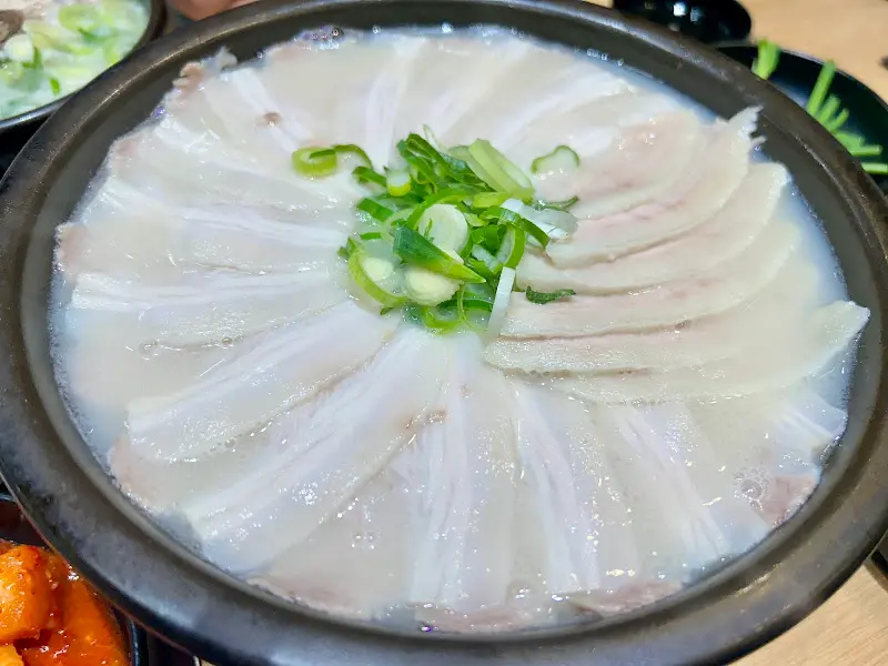 고기가 듬뿍 들어간 돼지국밥