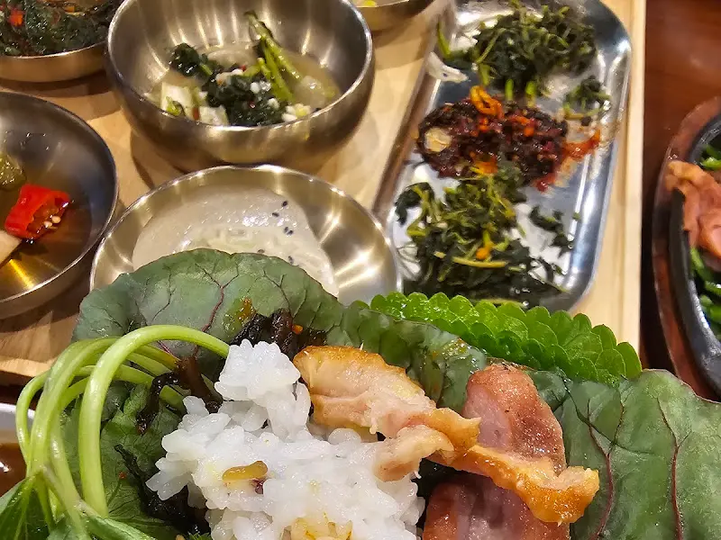 푸짐한 쌈 채소와 반찬